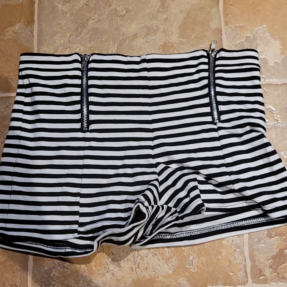Sexy striped shorts with zippers